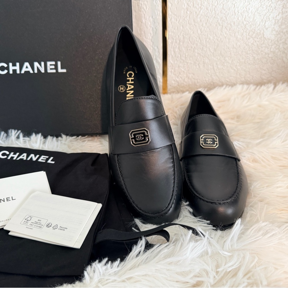 CHANEL Black Leather Flats 38.5